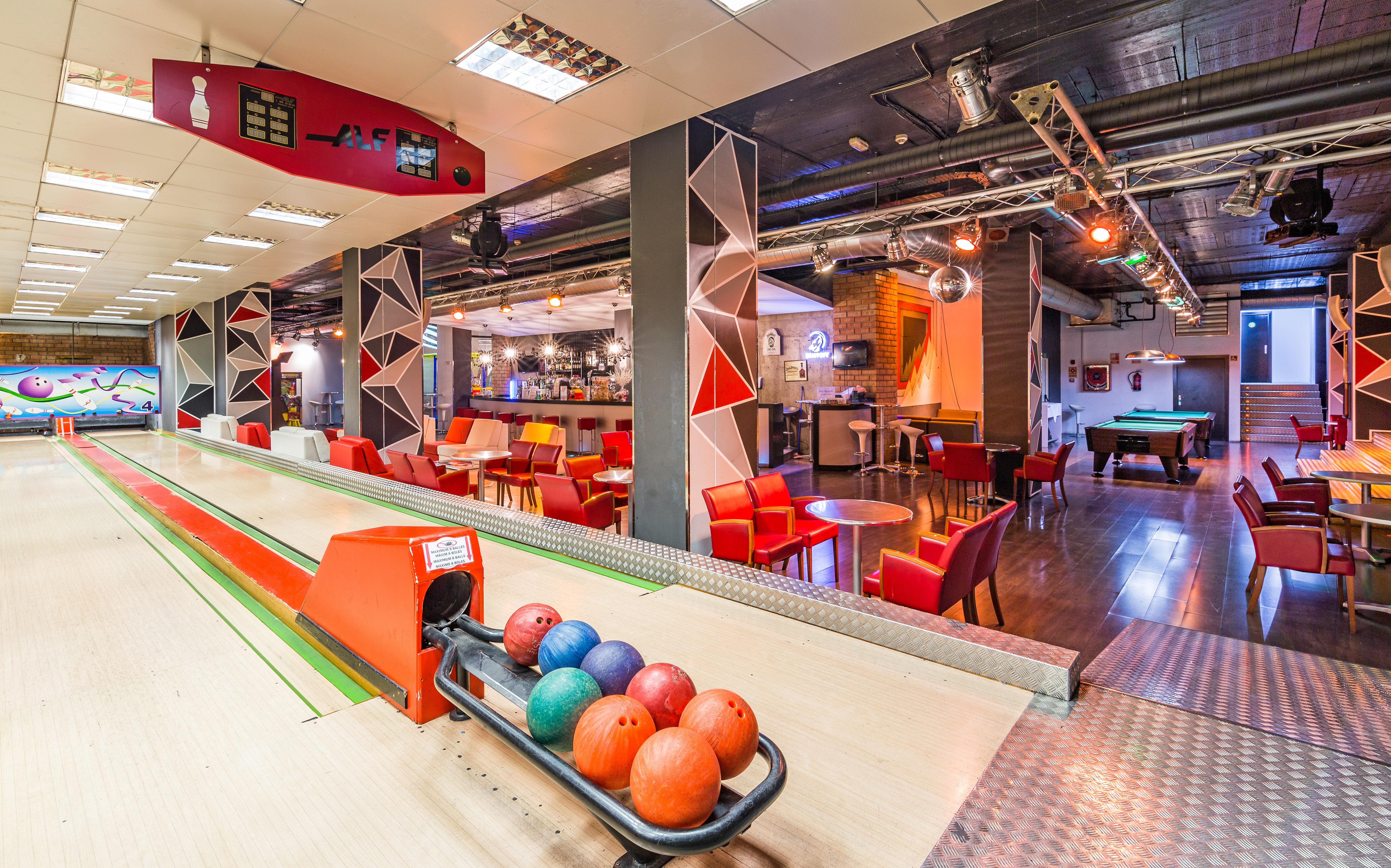 Hotel Princesa Parc Excellence Arinsal Luaran gambar Bowling at the student union