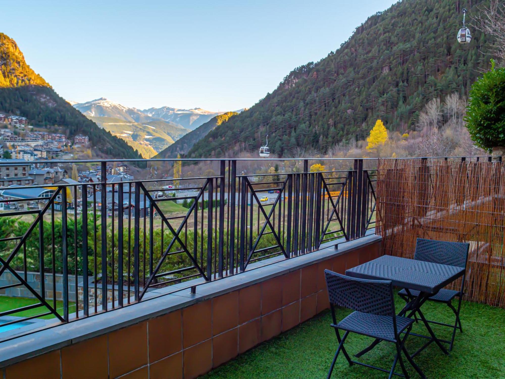 Hotel Princesa Parc Excellence Arinsal Luaran gambar A balcony in the Swiss Alps