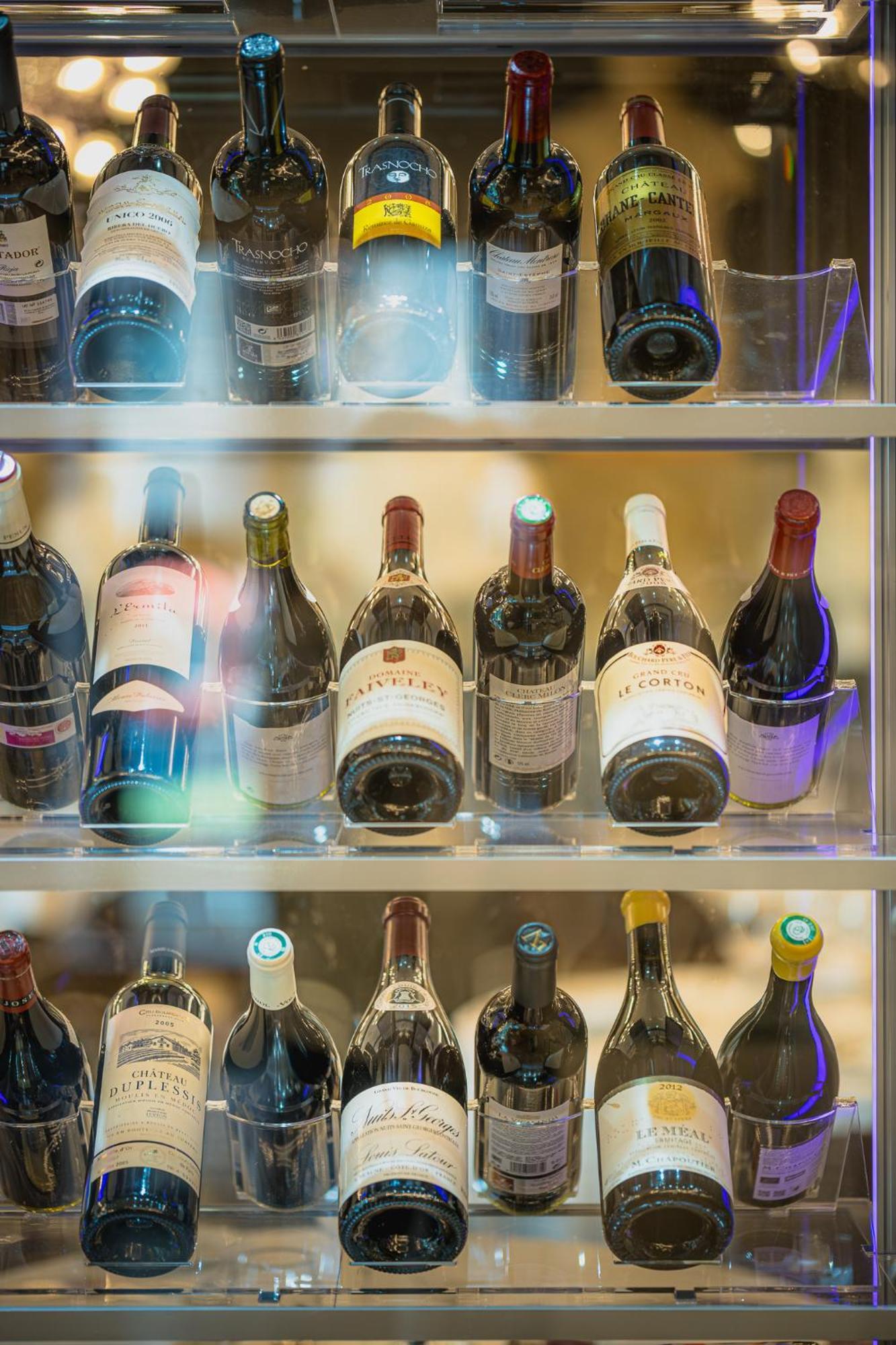 Hotel Princesa Parc Excellence Arinsal Luaran gambar Wine bottles in a wine cooler